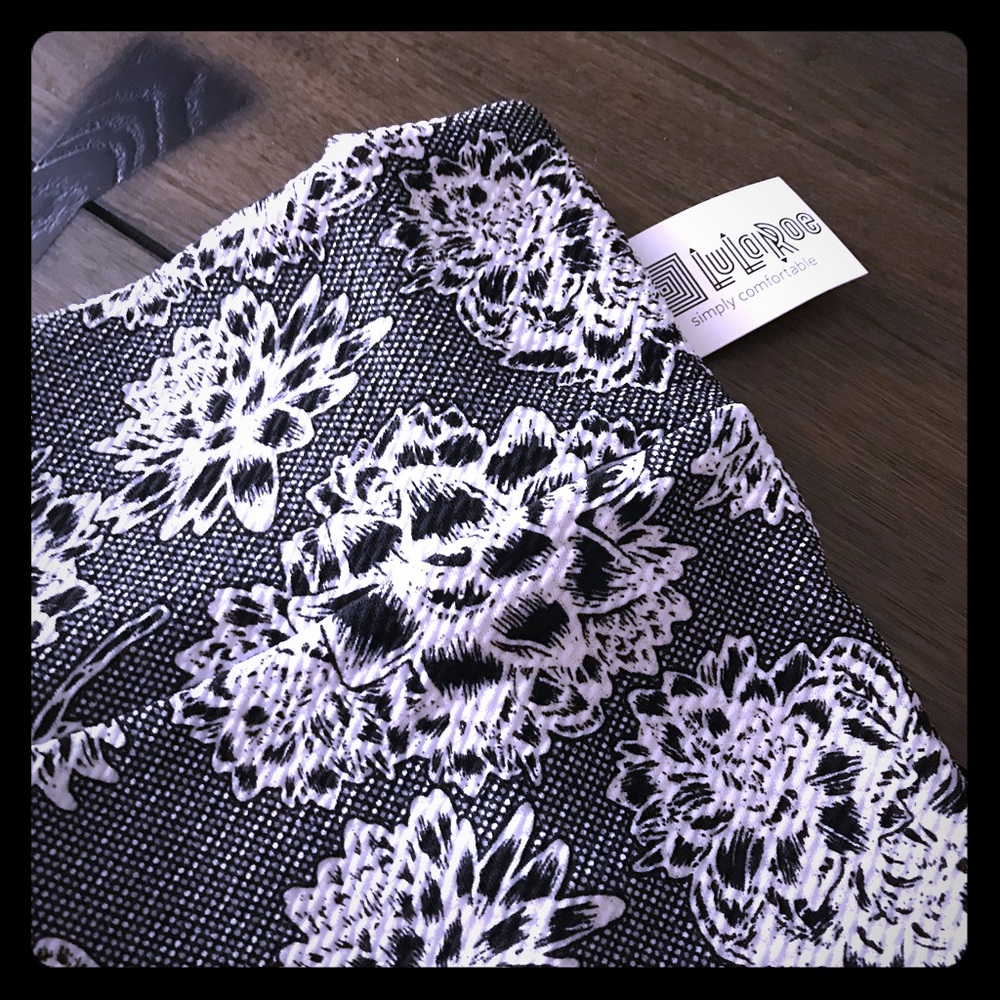 BNWT LuLaRoe Cassie Skirt Noir and Blanc